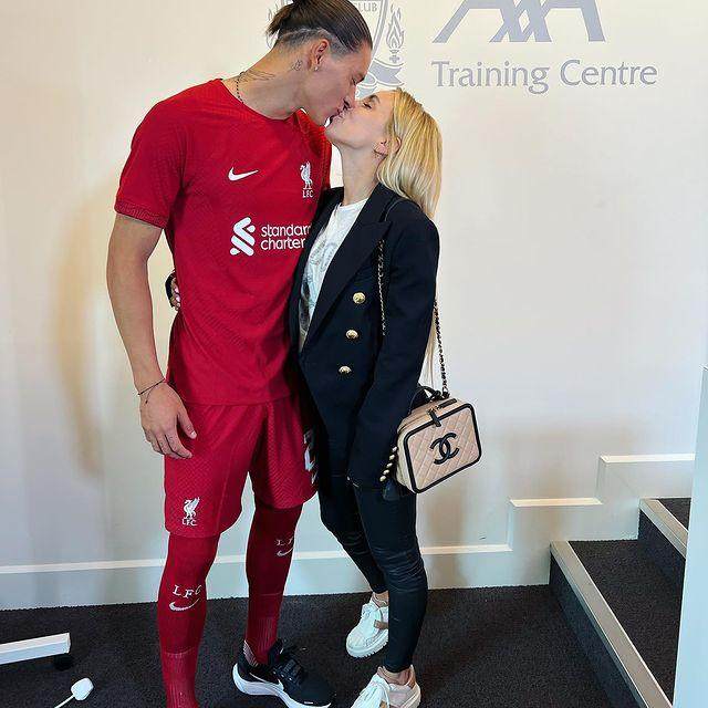 日职联-达尔文女友31岁 为他生子 跟巴萨后卫结婚生过女