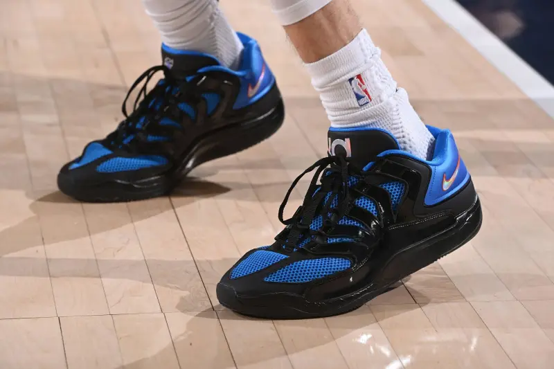 足球比分-霍姆格伦穿着雷霆配色KD18，砍下30分14篮板5助攻2抢断4盖帽